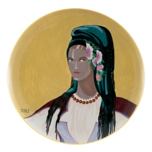 Edina Altara, Donna di Oliena, piatto in ceramica, Ph. Confinivisivi - Pierluigi Dessì