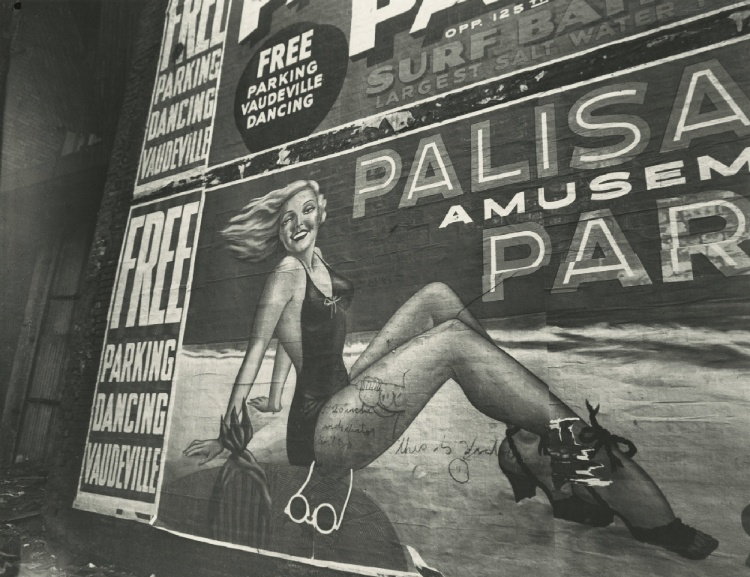 Berenice Abbott Palisades Billboard, c.1935 Gelatina d’argento  © Berenice Abbott - Commerce Graphics  Courtesy Howard Greenberg Gallery
