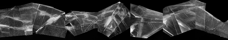 Un'immagine astratta in bianco e nero di un gruppo di pezzi neri e bianchi.