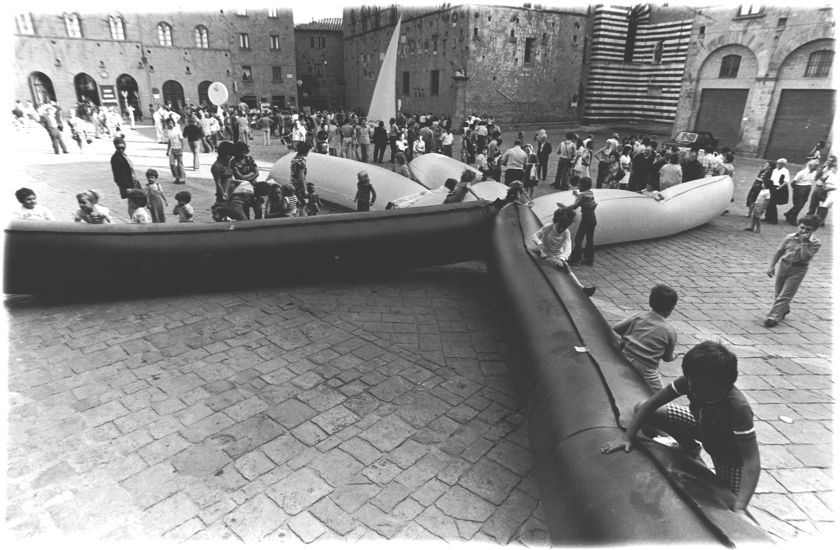 Franco Mazzucchelli, Sculture, Ambientazioni, Visualizzazioni, 1973. Piazza dei Priori, Volterra. Courtesy dell’artista e ChertLüdde, Berlino. Photo Credit Enrico Cattaneo